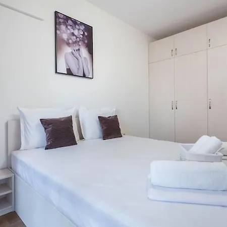 Labyrinth - Free Parking Space Included וארנה