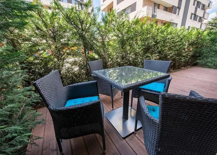 Labyrinth - Free Parking Space Included Warna