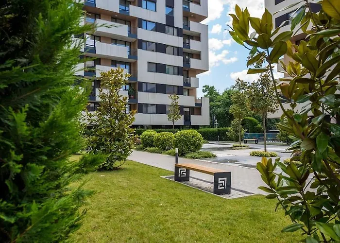 Labyrinth - Free Parking Space Included Warna