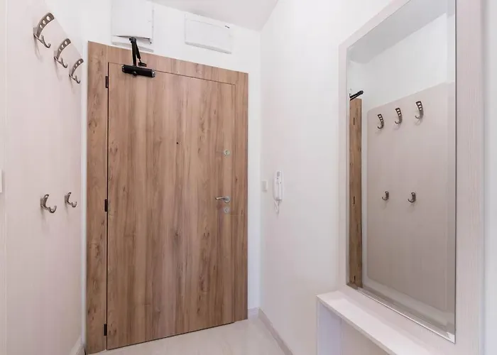 Labyrinth - Free Parking Space Included Warna