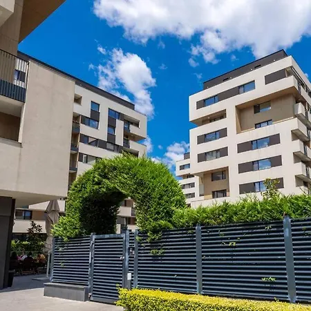 Labyrinth - Free Parking Space Included